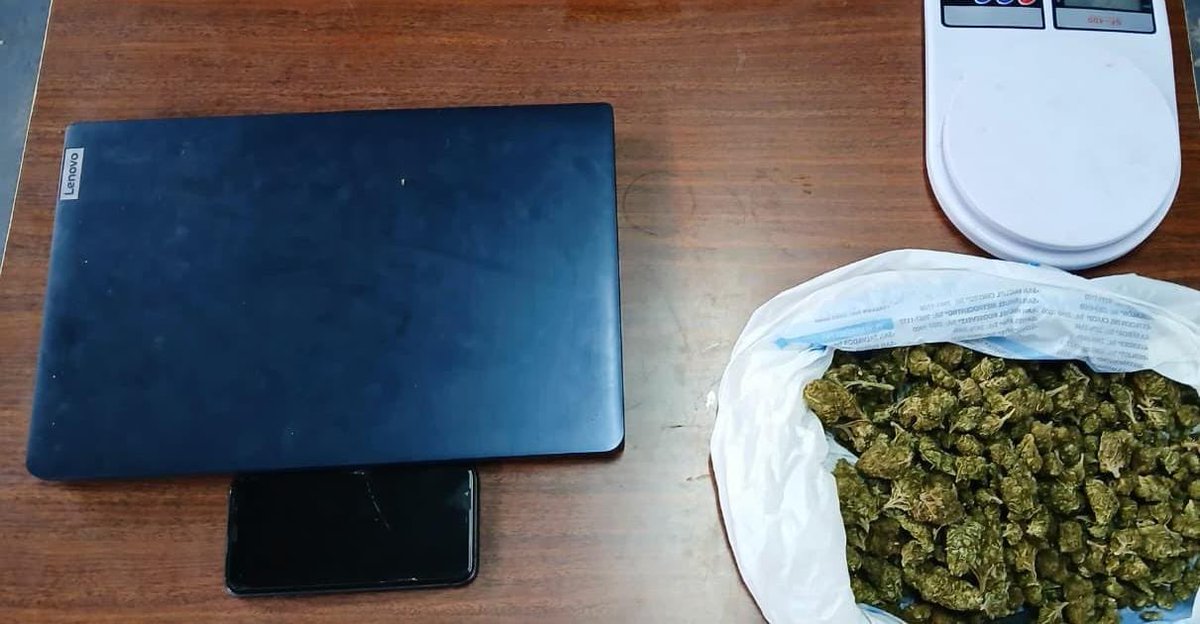 En Mejicanos capturamos a Aldair Omar Cerón López, de 21 años, a quien se le incautó en el interior de un vehículo: 

▫️1 bolsa con marihuana 
▫️1 báscula digital 
▫️1 laptop 
▫️1 celular 

Será remitido por el delito de posesión y tenencia con fines de tráfico.