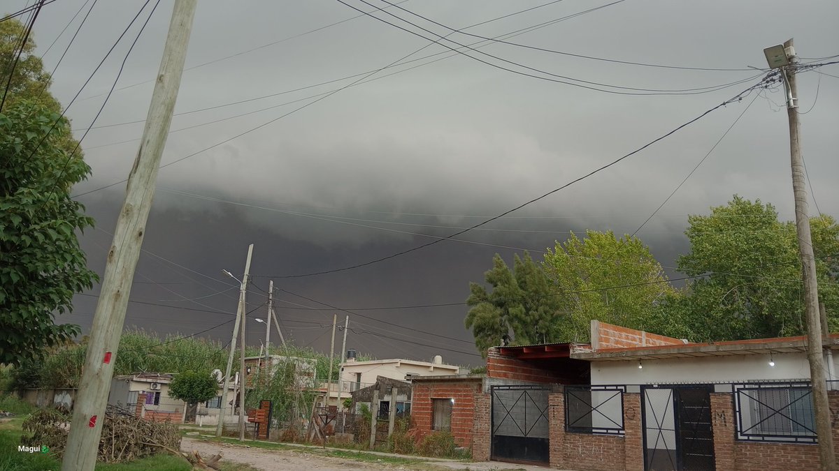 MaguiDominguez6's tweet photo. @Tiempo_AMBA Florencio Varela unos 5 minutos antes de que tenga que correr a resguardar la ropa porque el viento empezó fuerte y ahora se cae el cielo 🙃 https://t.co/HhfiiXc7yI