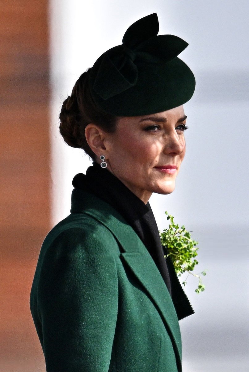 Irina_Regina1's tweet photo. Photo Thread 🧵 📸
Her Royal Highness, The Princess of Wales Colonel of the Irish Guards, during the St Patrick’s Day Parade at Mons Barracks, Aldershot ☘️👑💚✨
Catherine is a stunning Princess💕✨
#PrincessCatherine #PrincessofWales #StPatricksDay #IrishGuards https://t.co/Y0vhPKZ1NA