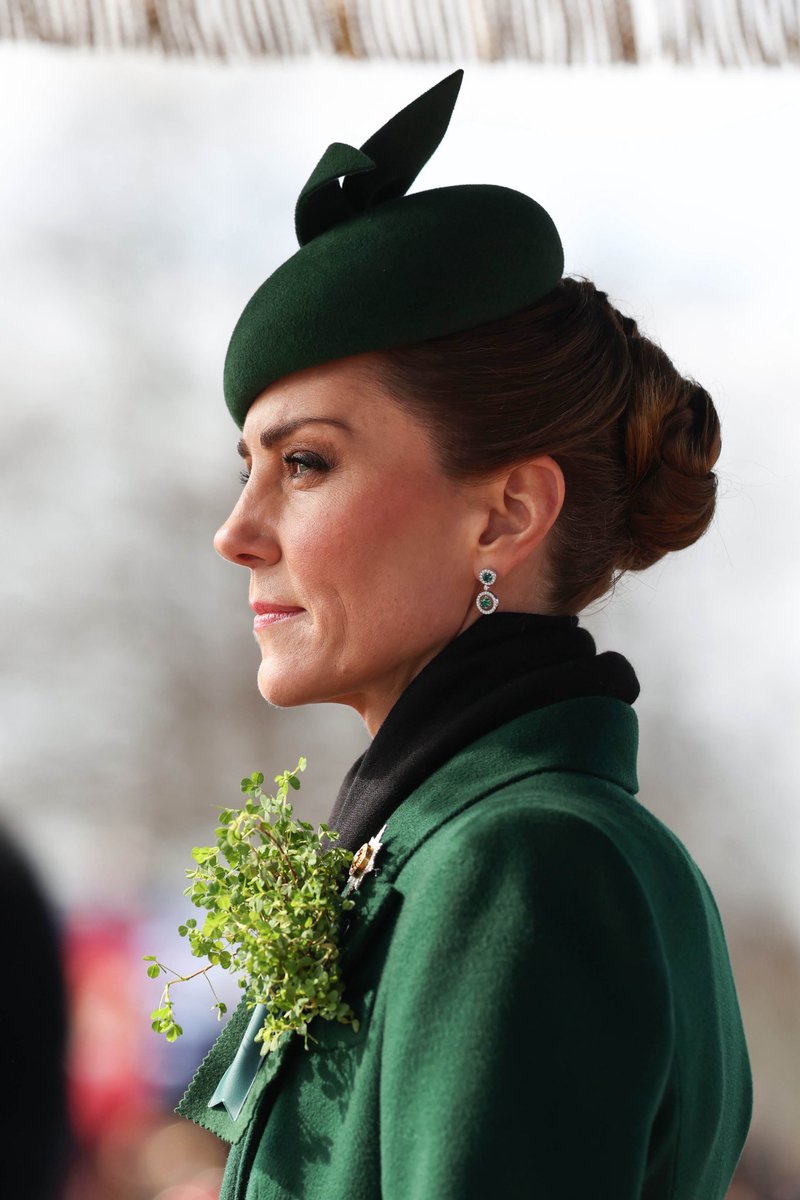 Irina_Regina1's tweet photo. Photo Thread 🧵 📸
Her Royal Highness, The Princess of Wales Colonel of the Irish Guards, during the St Patrick’s Day Parade at Mons Barracks, Aldershot ☘️👑💚✨
Catherine is a stunning Princess💕✨
#PrincessCatherine #PrincessofWales #StPatricksDay #IrishGuards https://t.co/Y0vhPKZ1NA