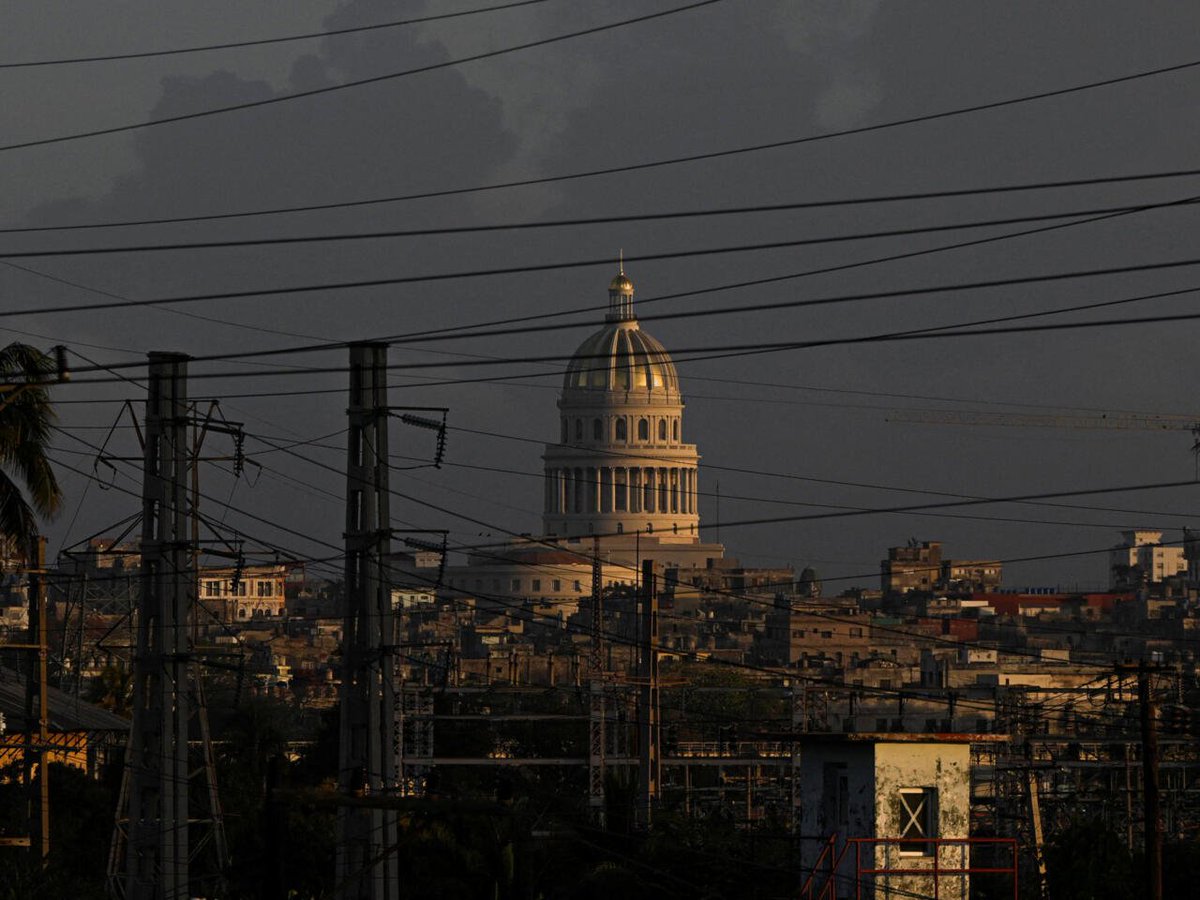 adnnoticiasmx's tweet photo. 🚨  Cuba se queda a oscuras: El sistema eléctrico de la isla sufrió un colapso total el lunes, dejando a cerca de 10 millones de personas sin energía. Es el sexto apagón nacional en año y medio, pero el primero bajo un bloqueo petrolero total 🇨🇺⚡️

#AbrimosHilo 🧵 https://t.co/q7Ggk0Bvty
