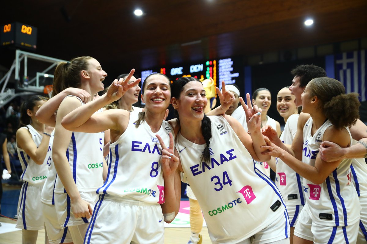 HellenicBF's tweet photo. Πολύτιμα χαμόγελα!!! 🙂
#GREDEN #EuroBasketWomen #Mazi #HellasBasketball 🏀🇬🇷 https://t.co/rDM3FHTxMa