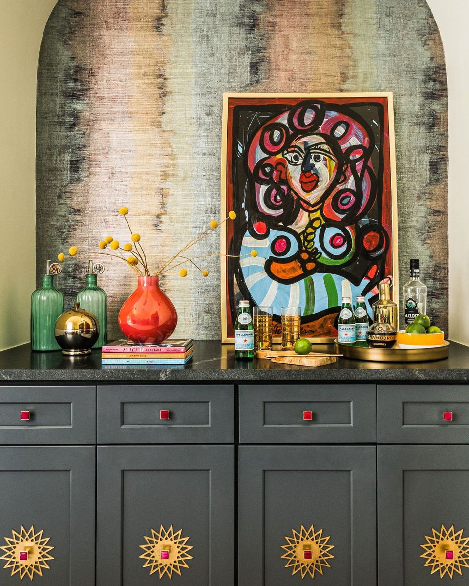 ashleydelapp's tweet photo. POV: your designer said “trust the bold pattern”… and she was right. ✨ 

Y’all know I’m obsessed. Rich color and custom details created a true jewel box of a space. Mix, don’t match. 

Which detail is your favorite? Comment below! https://t.co/ywWj5WLxXD
