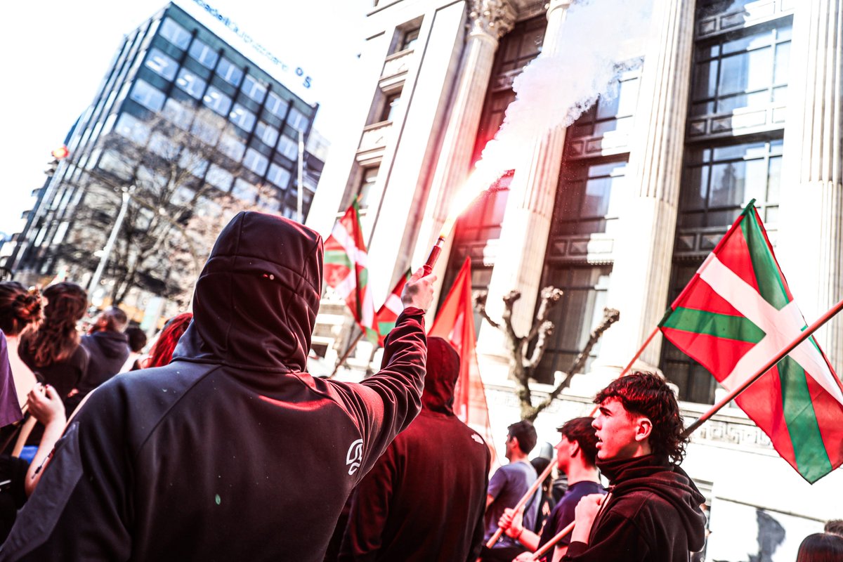 IkasleriaMartxa's tweet photo. Gsur milaka ikasle batu gara hainbat hiritan egin diten mobilizazioetara. 

Martxoaren 17 honetan, lan eta bizi bsldintza duinen aldeko aldarria ekarri dugu kalera. Euskal Herrian badaude aldaketa sozialerako baldintzak eta gaur oso argi geratu da hori. https://t.co/3Uf3InZsoE