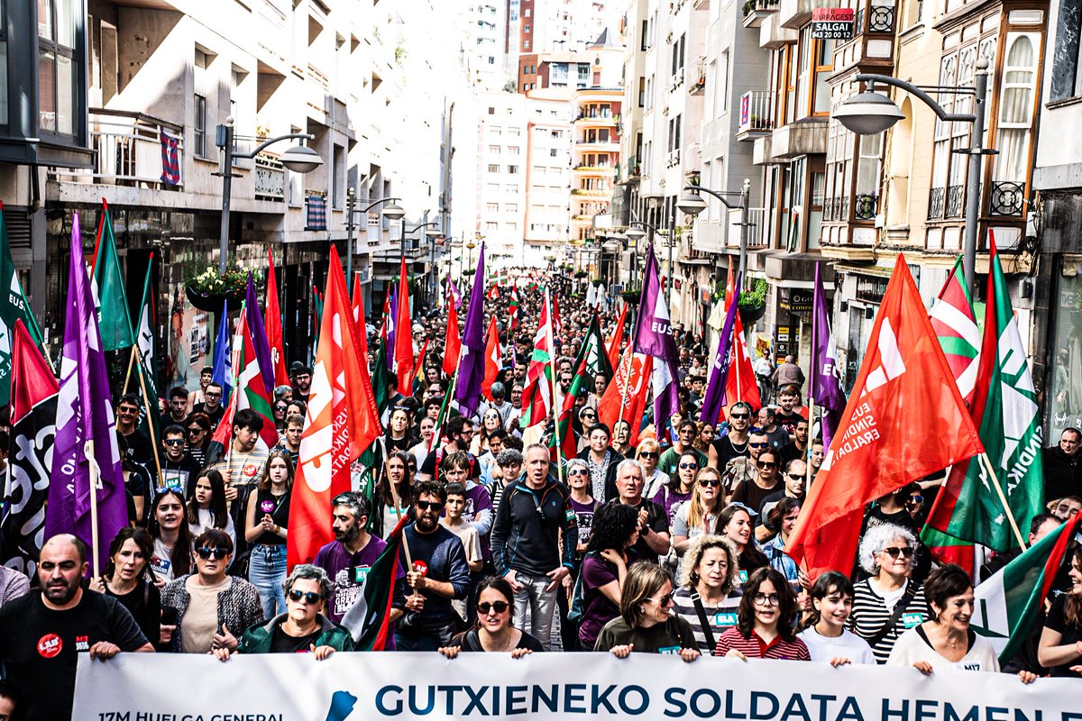 IkasleriaMartxa's tweet photo. Gsur milaka ikasle batu gara hainbat hiritan egin diten mobilizazioetara. 

Martxoaren 17 honetan, lan eta bizi bsldintza duinen aldeko aldarria ekarri dugu kalera. Euskal Herrian badaude aldaketa sozialerako baldintzak eta gaur oso argi geratu da hori. https://t.co/3Uf3InZsoE
