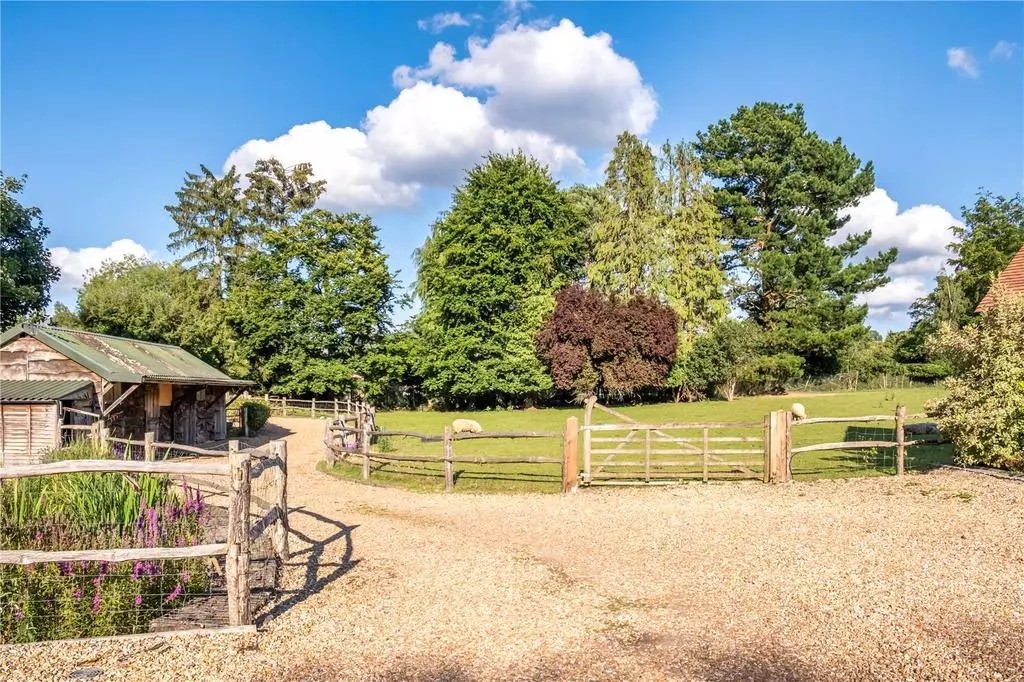 OnTheMarket tweet media