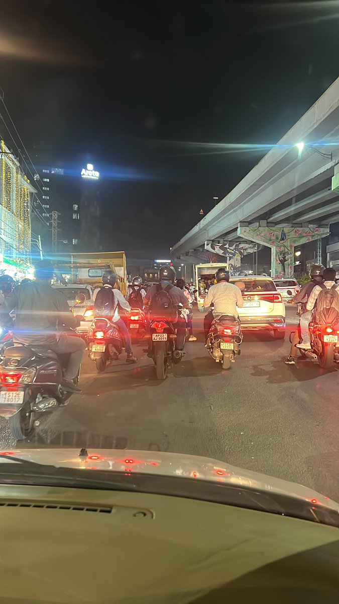 yoganandamm's tweet photo. @cyberabadpolice why should people suffer , allowing Shaah ghouse parking on the middle of the road. https://t.co/EsIRzQgFha