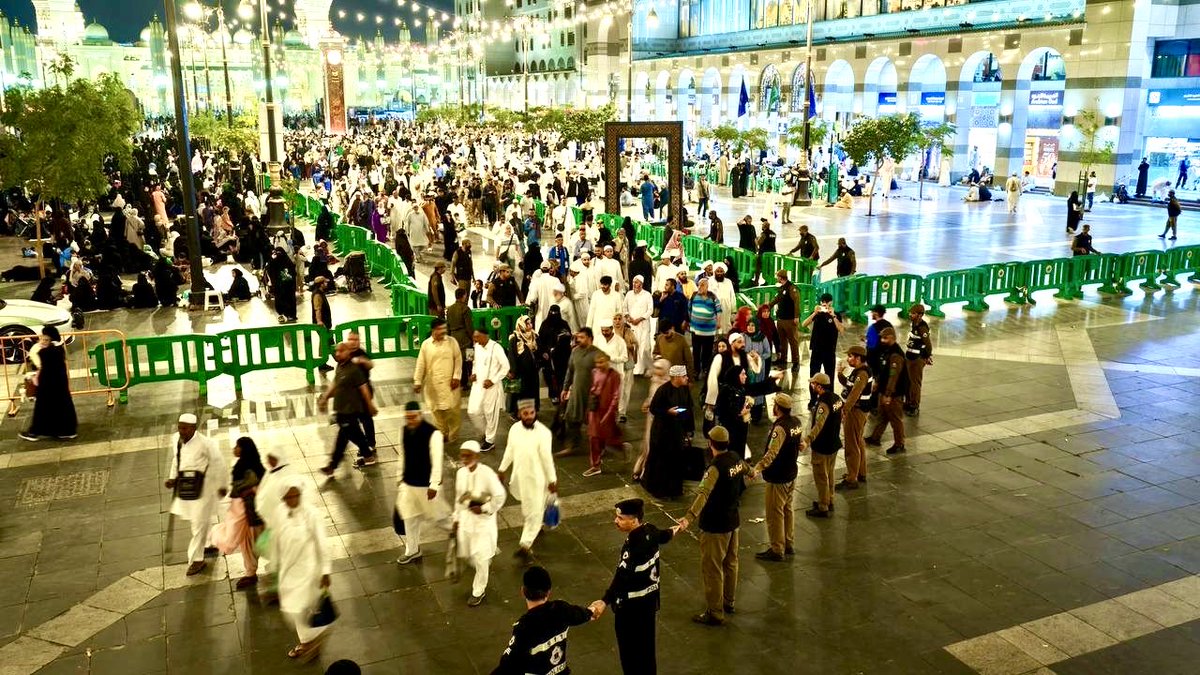 imarat_almadina's tweet photo. جهود أمنية وتنظيمية لشرطة منطقة #المدينة_المنورة وأفرع الأمن العام لخدمة المصلين في #المسجد_النبوي ليلة 29 رمضان . https://t.co/8rd6VwO3yE