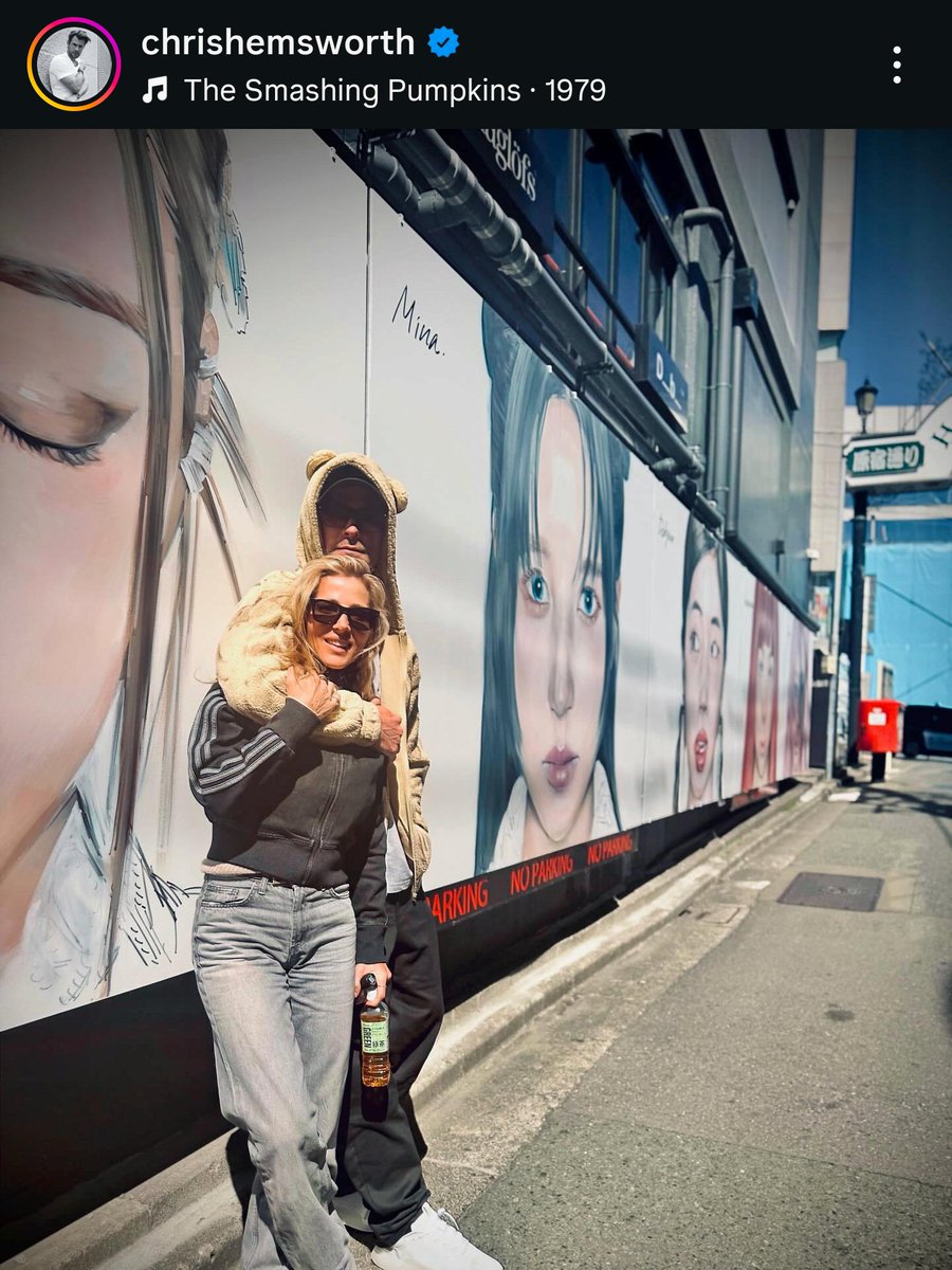 Jihyo saw the photo of Chris Hemsworth posing in front of the TWICE mural and she screamed when she saw it 😭