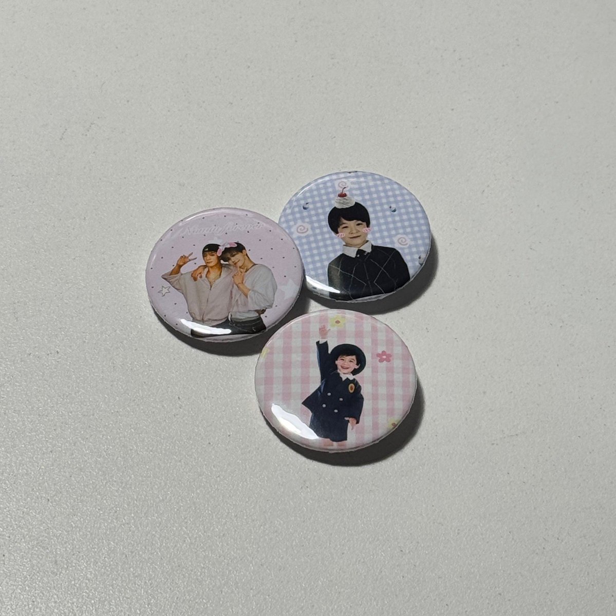 bbnanai's tweet photo. อันนี้เป็นงานคร่าว ๆ ค่ะตอนนี้เข็มกลัดกำลังส่งมาที่เค้าน่าจะถึงเค้าประมาณวันนี้ไม่ก็มะรืนค่ะเดี๋ยวถึงแล้วเค้าจะอัพเดตอีกที 🫵🏻♥️😍 #updateKBna https://t.co/iRFYQSA3by