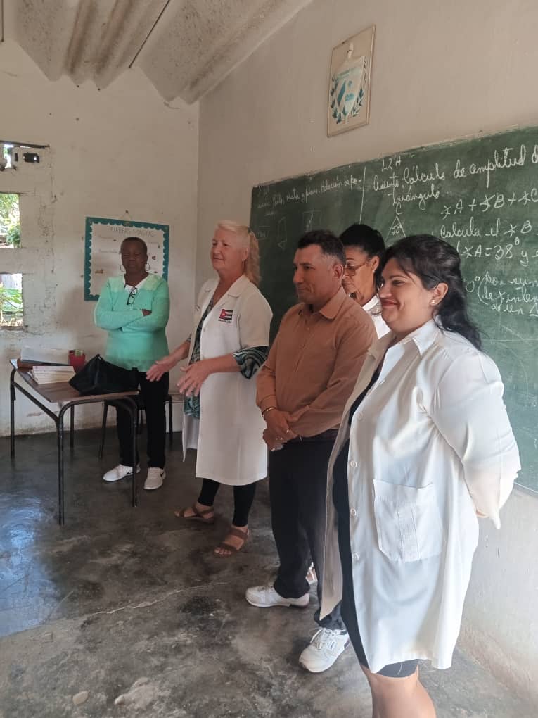 Charla educativa con los estudiantes de la Escuela de Oficios con la participación de la promotora de salud del Policlínico Carlos Verdugo Carmen Portilla, la Doctora del consultorio # 10 Delianis Iglesias y la representante de la Dirección Provincial de Salud Yeilén Alfonso.