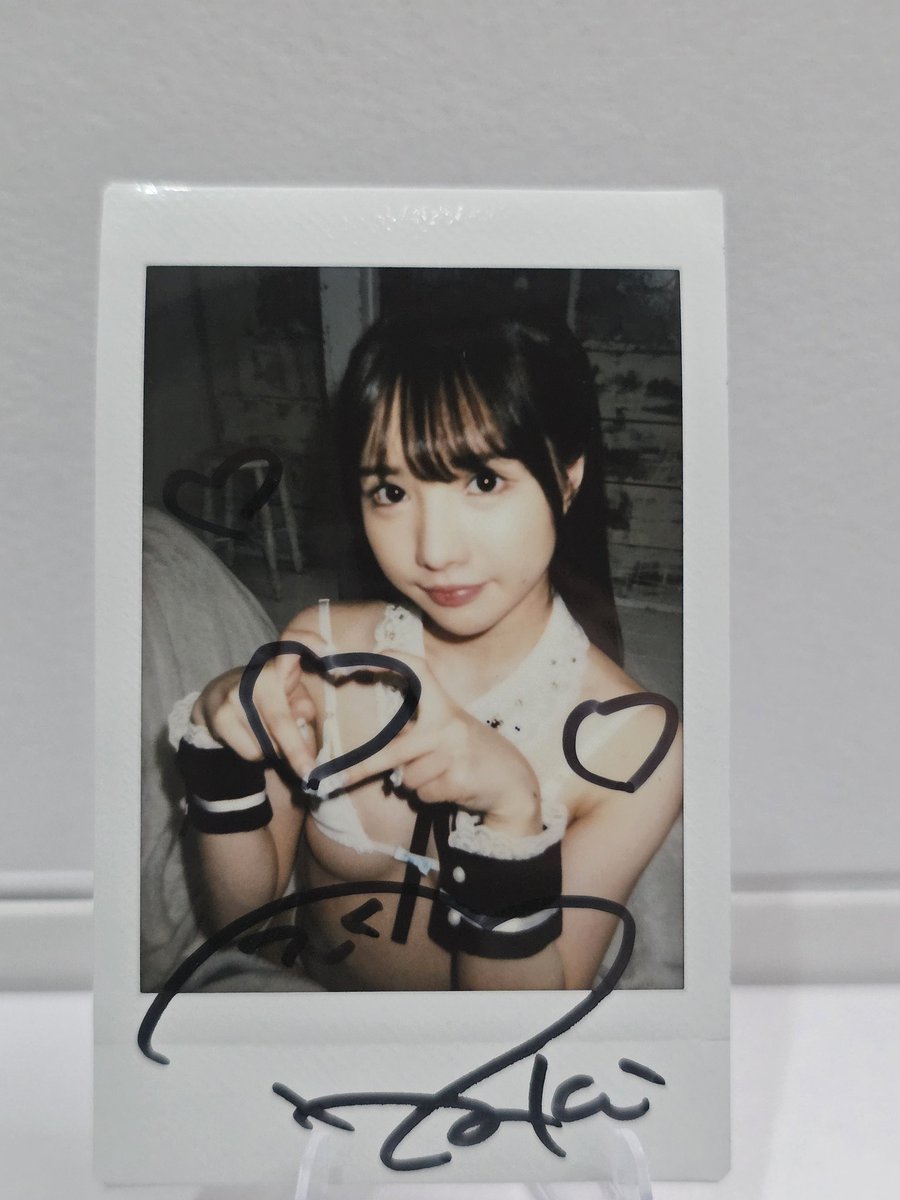 佐々木さきちゃんのサイン入りチェキ届いた！📸 手でハートを作ってる