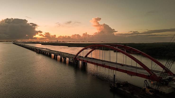 El puente Nichupté, presupuestado en $5,000mdp contaría con tres carriles y finalmente va a costar casi $12,000mdp y contará únicamente con dos carriles además de año y medio de retrasos en la obra.

En México ya se sabe que cuando hay obra… alguien roba! 
Los gobiernos pasados