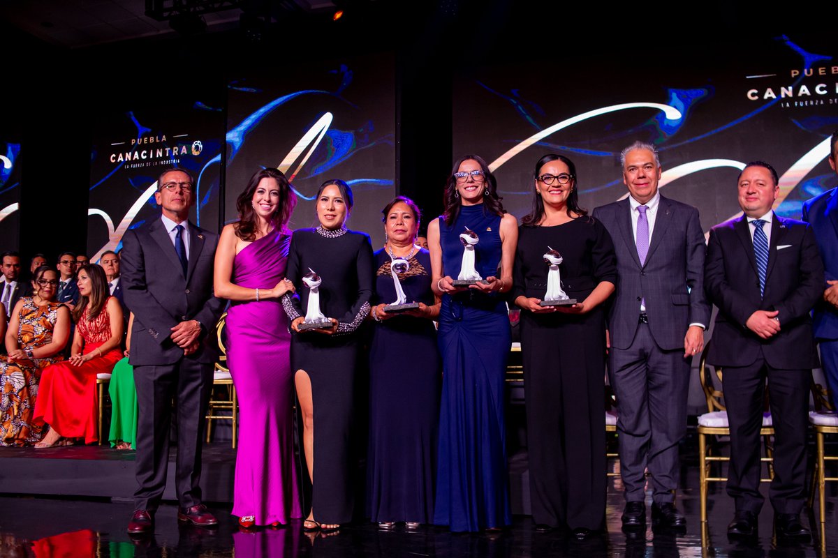 canacintrap's tweet photo. 🌟 El liderazgo evoluciona y se transforma 🌟
En CANACINTRA Puebla creemos que reconocer impulsa el crecimiento.
Presentamos el Galardón Mujer e Industria 2026, un homenaje a la visión, el esfuerzo y la innovación de mujeres que marcan la diferencia en el sector industrial.
🎤 María Fernanda Gómez Lissárrague, Presidenta del Consejo de Empresarias Líderes, nos recuerda que el liderazgo femenino es motor de transformación.
🏆 En la categoría Mujer Industrial MIPYME, celebramos a Coral Lorenzo y al representante de su empresa Grupo Logístico CLG.
🏆 En la categoría Mujer Industrial de Grandes Empresas, reconocemos a Vivana Barbosa y al representante de su empresa @CocaColaMx @FEMSA.
Su talento y compromiso inspiran a nuevas generaciones y fortalecen el futuro de la industria.