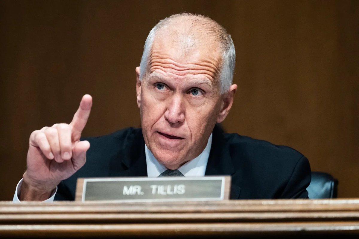 Politics & Poll Tracker 📡 tweet media