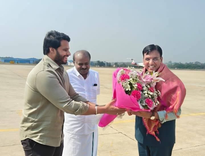 ಅಶೋಕಣ್ಣ, ವಿಜಯೇಂದ್ರಣ್ಣ ಏನಿದು ನಿಮ್ಮ ಪಕ್ಷದವರನ್ನು ಸ್ವಾಗತ ಮಾಡೋಕೆ ನೀವೇ ಇಲ್ಲ 🤣..ಹೀಗೆ ಆಗ್ಬಾರ್ದಿತ್ತು 🤣
ಗಂಡುಗಲಿ ಕುಮಾರರಾಮರು ಯಾರು ಇಲ್ವಾ?? <a href="/RAshokaBJP/">R. Ashoka</a> <a href="/BYVijayendra/">Vijayendra Yediyurappa</a> <a href="/BSYBJP/">B.S.Yediyurappa</a> <a href="/BJP4Karnataka/">BJP Karnataka</a> #bjp ಈಗ್ಲೇ ನಿಮ್ಮ ಅಧಿಕಾರದ ಆಸೆ ಕೈ ಬಿಟ್ರಿ ಆಂತ ಆಯಿತು.. 🤦