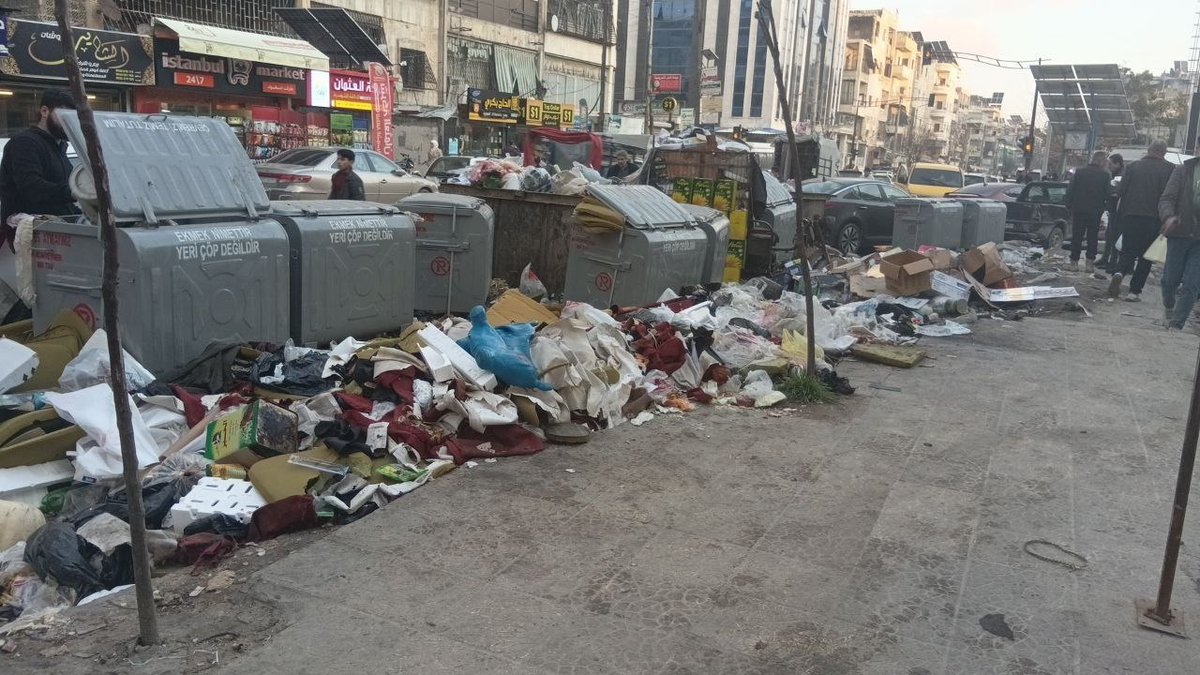 #حلب طلعة الاعظمية عند فروج الشهبندر
هل القمامه تحتاج الى ٦٠ عام حتى يتم ازالتها من الشوارع ؟
ام ان ازالة القمامه لان الدوله لم تقف على قدميها بعد ؟