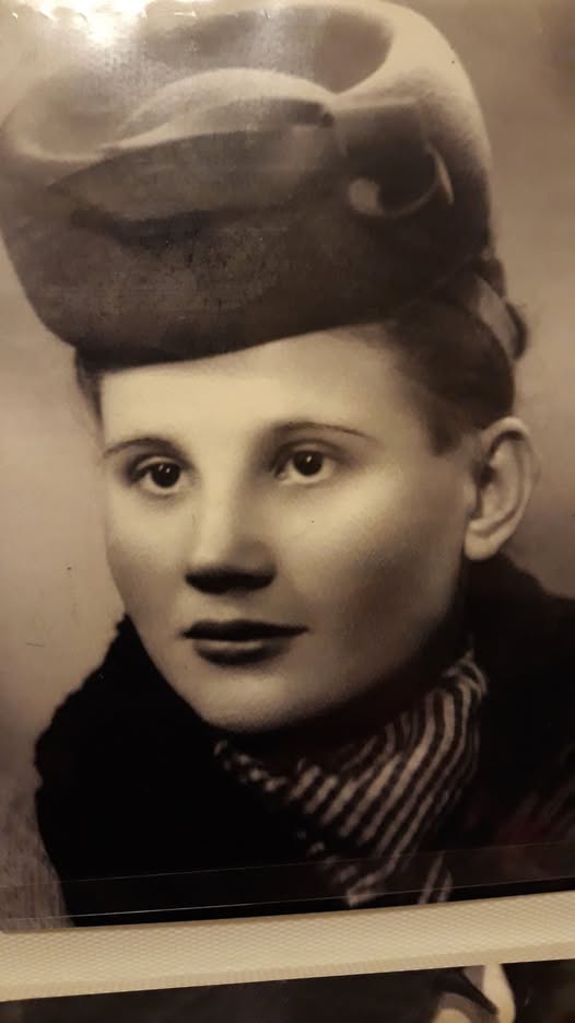 "Śp.Henryka Brzuszek ps. "Kurczak".
Od roku 1944 żona por. NSZ por. Stefana Brzuszka ps. „Boruta”, była łączniczką w jego Oddziale.
Aresztowana przez UB w 1946r. była w 8 miesiącu ciąży.
Metody tortur, jakie wobec Niej zastosowano :
- przesłuchanie przez kilkanaście godzin bez