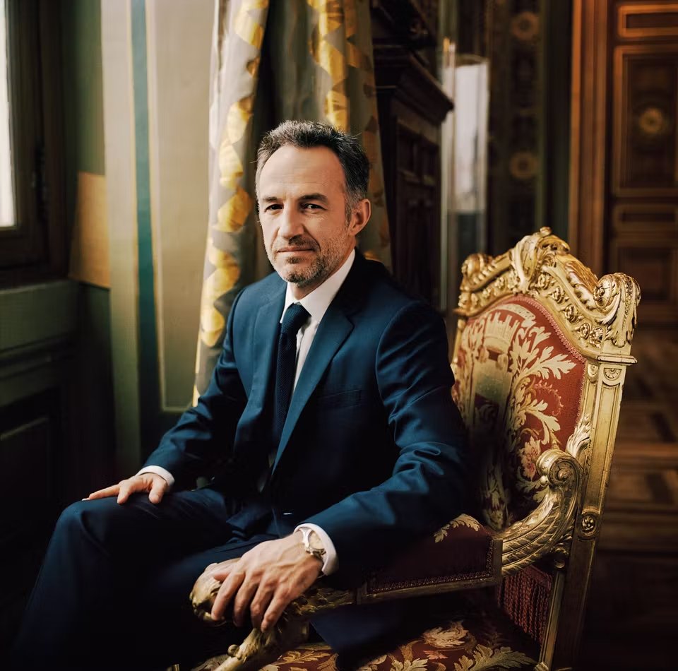 mtwit75's tweet photo. Présomptueux, dès 2020, il posait dans le fauteuil de maire de Paris, ce qui lui valut les foudres d'Anne Hidalgo. Les agressions dans le périscolaire, la dette hors de contrôle, la crasse, les logements sociaux dégradés, les familles qui fuient ... jamais au courant ou jamais de sa faute. Rendons dimanche le pouvoir aux Parisiens !