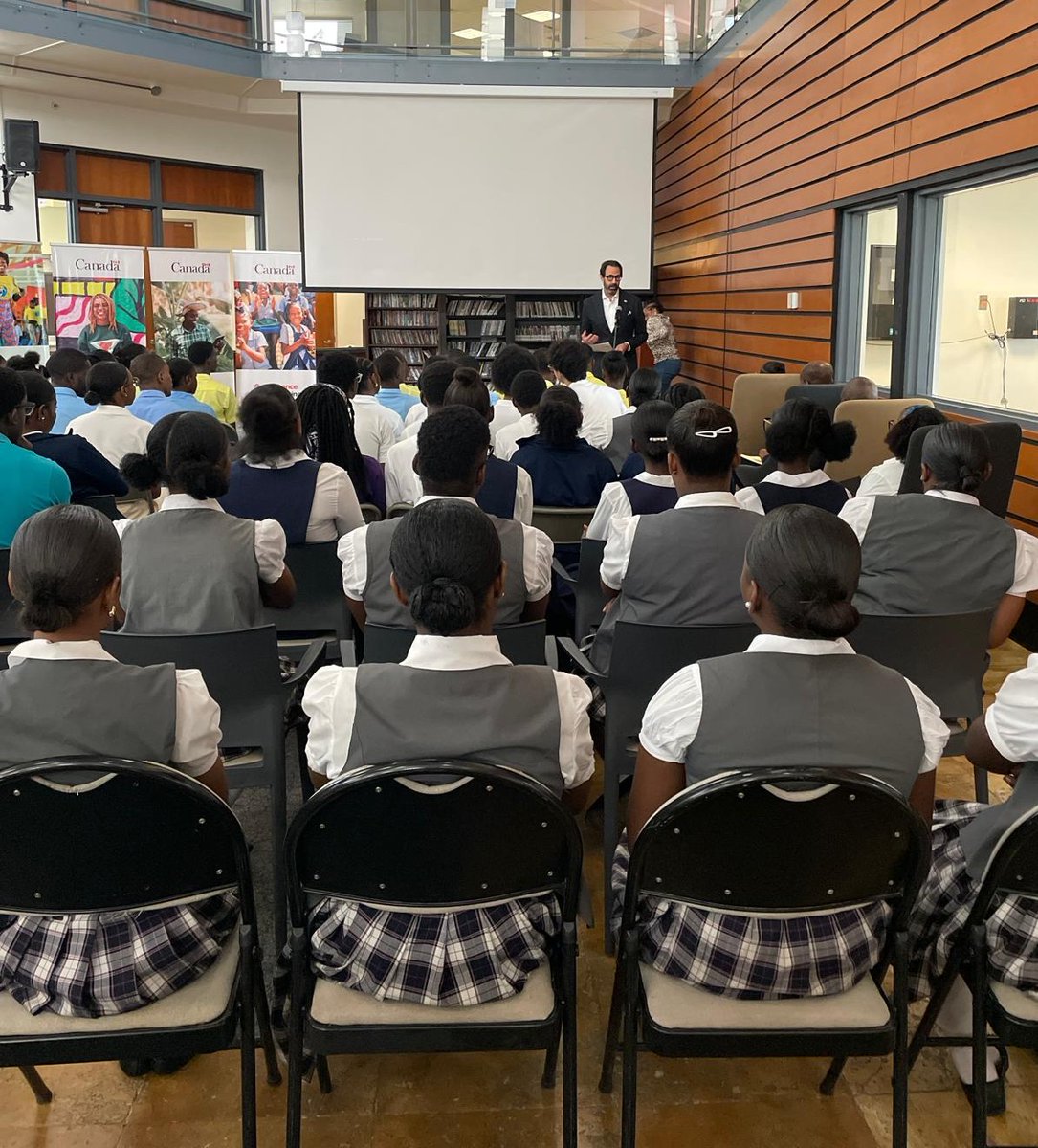 AmbCanHaiti's tweet photo. L’ambassade du Canada est fière d’avoir accueilli des écoliers pour  la projection du film 🇨🇦« Une colonie », dans le cadre de la Quinzaine de la Francophonie. Ils ont en prime gagné des livres en répondant à des questions sur la Francophonie, la littérature 📚 et le  cinéma 🎞️. https://t.co/9ngGvVonPo
