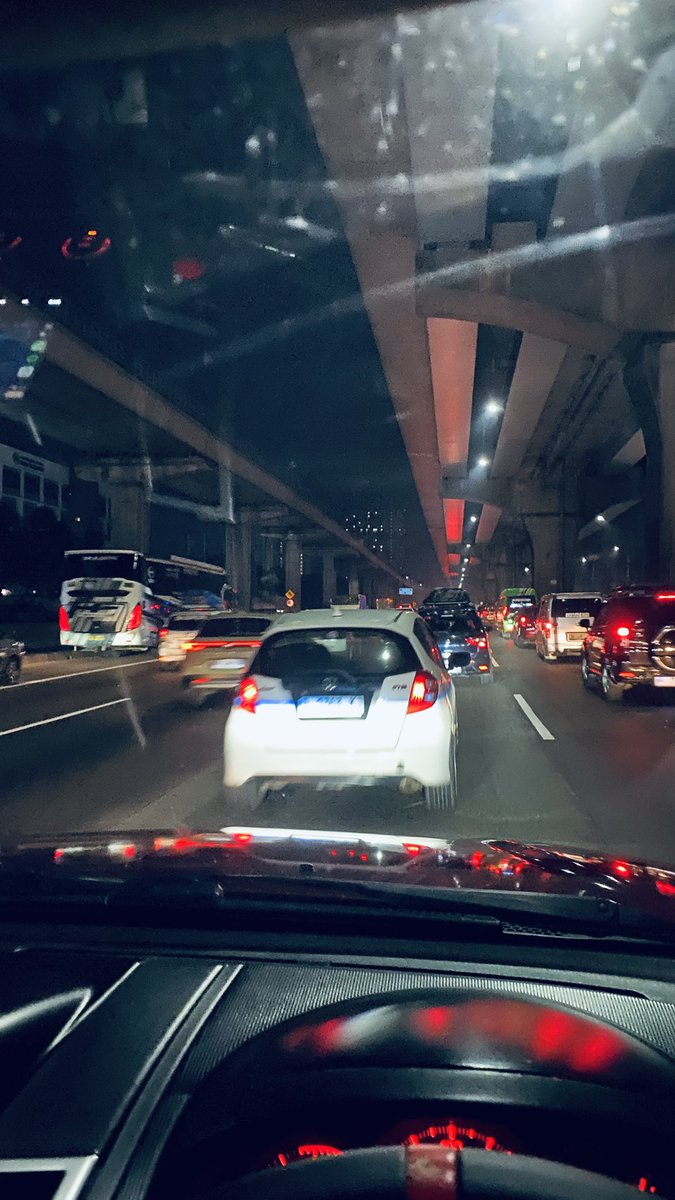 sanjayachandraa's tweet photo. Tol cikampek macet. Km16 arah timur. @TMCPoldaMetro https://t.co/ys9jbKadK4