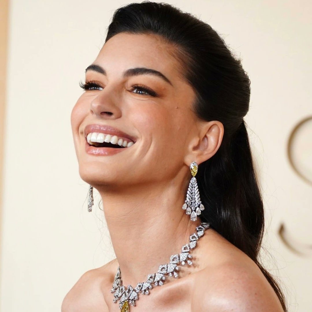 Anne Hathaway UPDATES tweet media
