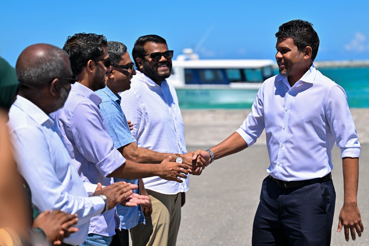 pnc_secretariat's tweet photo. ޕީއެންސީގެ ތިނަދޫސިޓީގެ ކެންޑިޑޭޓުންގެ، ދޮރުން ދޮރަށް ހަރަކާތުގެ ތެރެއިން.
 މި ހަރަކާތުގައި ދިވެހިރާއްޖޭގެ ރައީސުލްޖުމްހޫރިއްޔާގެ ނައިބު، އަލްއުސްތާޒު ހުސައިން މުޙައްމަދު ލަތީފް  ބައިވެރިވެ ވަޑައިގެންފައިވޭ.
#VotePNC 
#LCE2026 
#DhiveheengeRaajje 
#CongressPartyMV https://t.co/PIIGmqHcOi