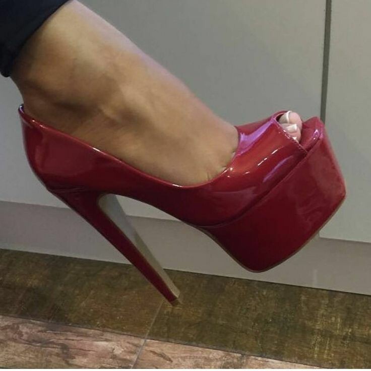 Like and retweet if you love her 👠💙    Follow me 4 daily cute heels! 👠💖 👠 #HighHeels  💖 👠