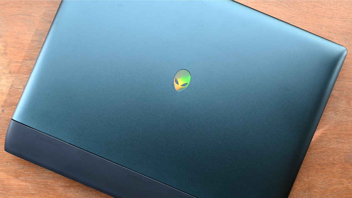 Phillip_Tracy's tweet image. IT’S LAUNCH DAY! @Alienware 16 Area-51 is now available with an anti-glare OLED display. Dusted off my camera for some beauty shots -- this 16" WQXGA Anti-Glare OLED w/ 240Hz, 0.2ms display is 🤌

dell.com/en-us/shop/del…

#IWork4AW #IWork4Dell #gaming #tech #alienware