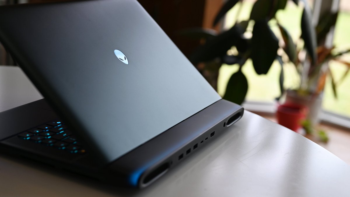 Phillip_Tracy's tweet image. IT’S LAUNCH DAY! @Alienware 16 Area-51 is now available with an anti-glare OLED display. Dusted off my camera for some beauty shots -- this 16" WQXGA Anti-Glare OLED w/ 240Hz, 0.2ms display is 🤌

dell.com/en-us/shop/del…

#IWork4AW #IWork4Dell #gaming #tech #alienware