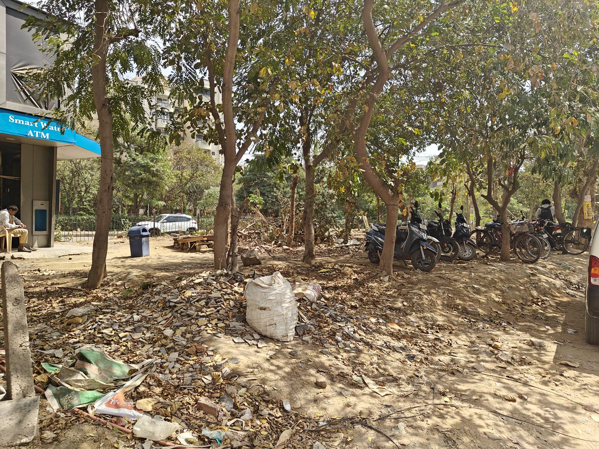 ChandelAtindra's tweet photo. Systematically plundering of public  property and nature. This is the green belt at Hongkong Bazar, Sector 57, Gurgaon. First the railings and fence were plunderer. Then slowly trees were cut to make space for parking and shops @MunCorpGurugram @CommissionerMCG  @NGTribunal https://t.co/xLB9ZKLjQg