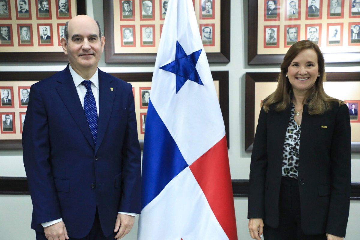 Mef_Pma's tweet photo. El ministro de Economía y Finanzas, Felipe Chapman, y la viceministra de Economía, Eida Sáiz, recibieron la visita de cortesía de la presidente ejecutiva del Banco Centroamericano de Integración Económica (BCIE),  Gisela Sánchez, en el marco de su agenda institucional en el país.

Durante el encuentro se intercambiaron impresiones sobre las prioridades de Panamá en materia de cooperación y financiamiento.

Ambas partes reiteraron su disposición de continuar fortaleciendo la agenda de trabajo conjunta y el acompañamiento al Gobierno Nacional en iniciativas que impulsen el desarrollo económico y social del país.

La reunión contó también con la participación del nuevo gerente de país del Banco Centroamericano de Integración Económica (BCIE), Mauricio Chacón, quien recientemente asumió ese cargo y del director por Panamá, Carlos Arosemena.