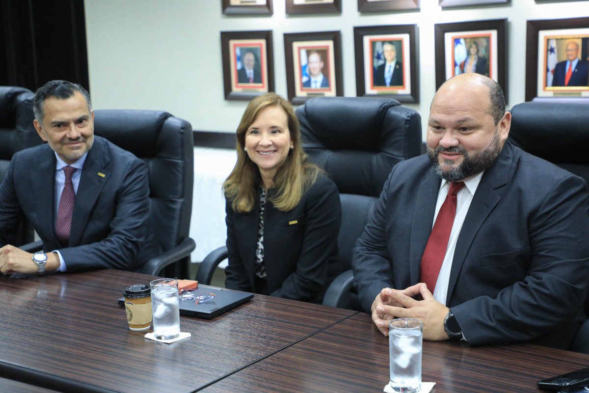 Mef_Pma's tweet photo. El ministro de Economía y Finanzas, Felipe Chapman, y la viceministra de Economía, Eida Sáiz, recibieron la visita de cortesía de la presidente ejecutiva del Banco Centroamericano de Integración Económica (BCIE),  Gisela Sánchez, en el marco de su agenda institucional en el país.

Durante el encuentro se intercambiaron impresiones sobre las prioridades de Panamá en materia de cooperación y financiamiento.

Ambas partes reiteraron su disposición de continuar fortaleciendo la agenda de trabajo conjunta y el acompañamiento al Gobierno Nacional en iniciativas que impulsen el desarrollo económico y social del país.

La reunión contó también con la participación del nuevo gerente de país del Banco Centroamericano de Integración Económica (BCIE), Mauricio Chacón, quien recientemente asumió ese cargo y del director por Panamá, Carlos Arosemena.