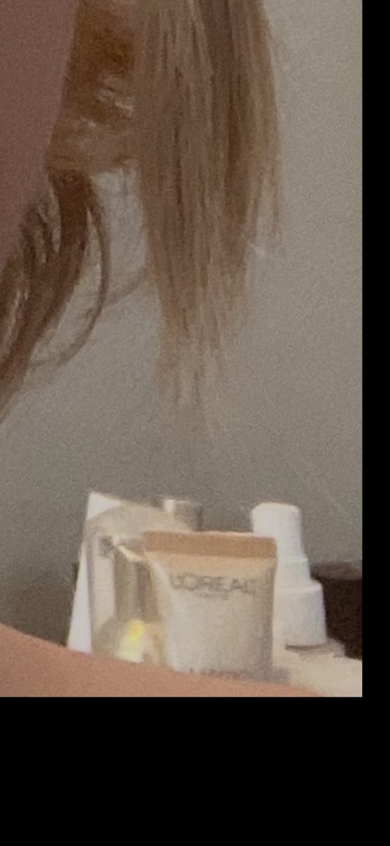 333oatmeal's tweet photo. why did he send a selfie and i see this in the back 😰😰😅😅 https://t.co/iHJHNpv7Sv