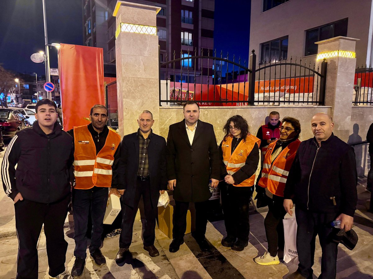 Birlikten doğan güçle, milletimizle omuz omuza yürümeye devam ediyoruz. Aynı inanç, aynı hedef ve aynı kararlılıkla yarınlara ilerliyoruz.
<a href="/burakcifci34/">Burak ÇİFCİ</a> 
<a href="/abdullahozdemir/">Abdullah Özdemir</a> 
<a href="/akpartiistanbul/">AK Parti İstanbul</a> 

#BirOlmakRuhumuzdaVar
#MilletimizleYolumuzBir
