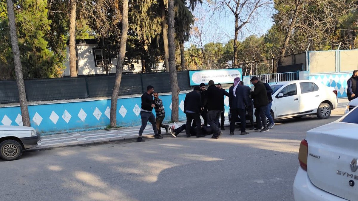 mehmetyetim63's tweet photo. Şanlıurfa'nın Akçakale ilçesi Rehberlik Araştırma Merkezi Müdürü eğitimci İsa Bozkurt akşam saatlerinde kimliği belirsiz şahıslarca darp edildi. 

Darp edilen İsa Bozkurt'un hastaneye kaldırılırken durumunun ağır olduğu bildirildi. https://t.co/DlpzeFQwvi