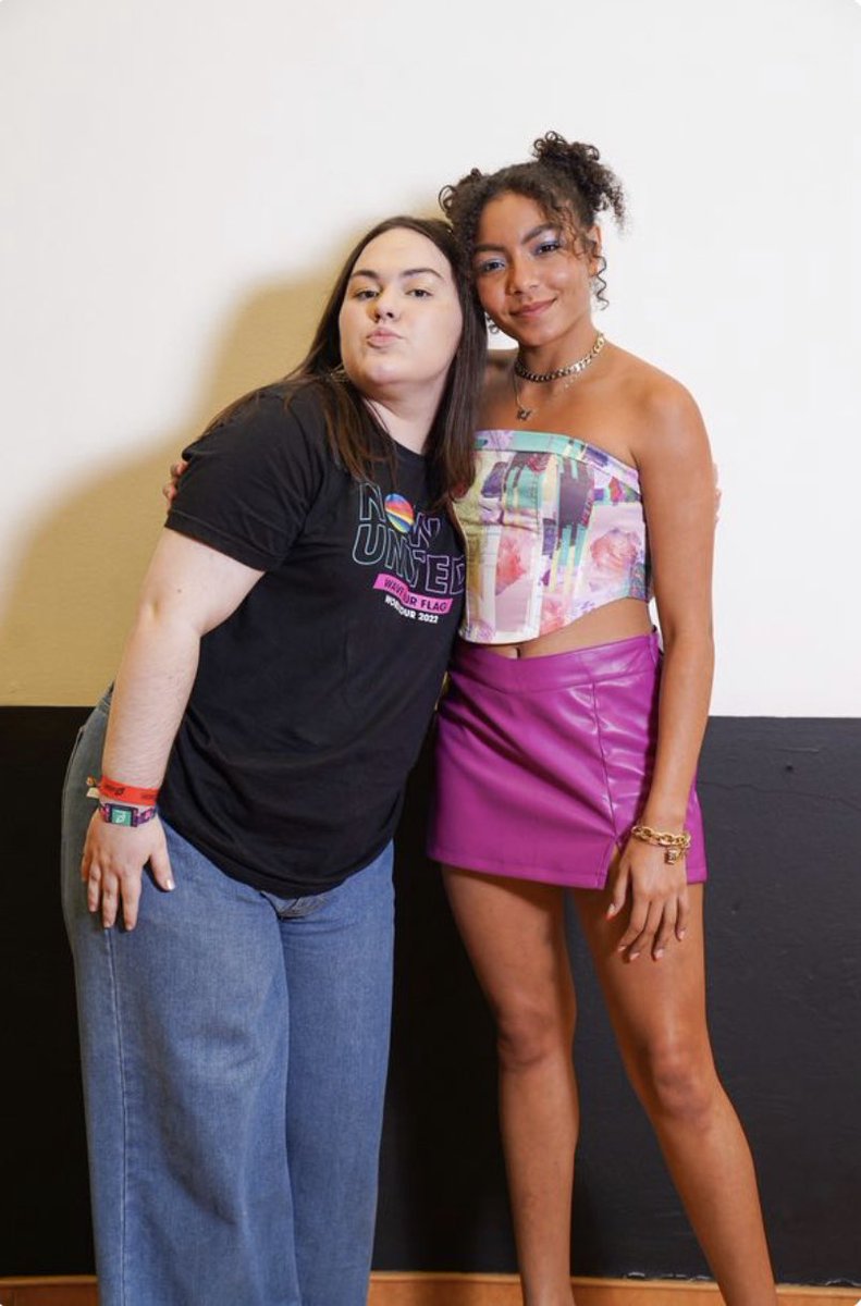 #SunshinesDay ⭐️ <a href="/anygabrielly/">Any Gabrielly</a>
Ser fã da minha pitica é algo tão especial na minha vida que já não consigo imaginar como era antes dela existir nela. 
Anyzoca, obrigada por ser essa menina incrível, tão talentosa e cheia de luz, que enche todos nós de orgulho! Te amo, te amo 💜