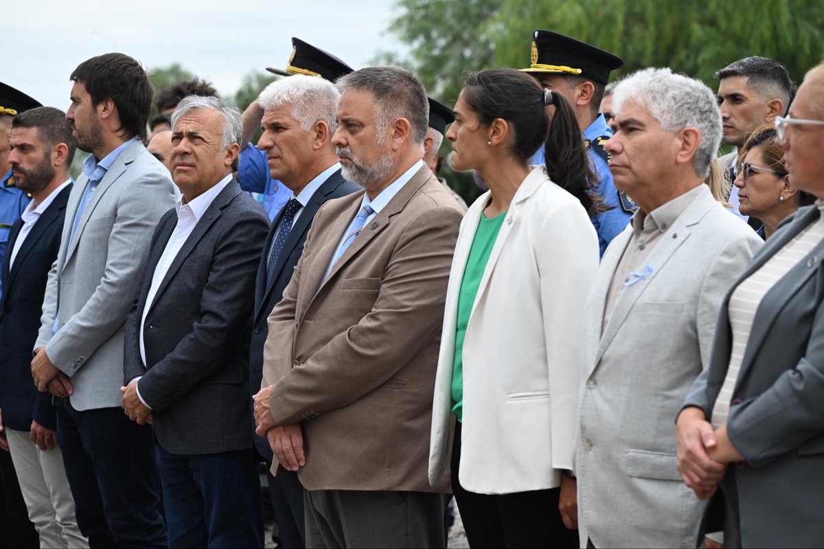 claudiojpoggi's tweet photo. DESAGUADERO - Firmamos con el Gobernador de Mendoza @alfredocornejo un convenio para la puesta en marcha, en el límite de Desaguadero, de un Centro de Monitoreo Unificado que usarán ambas Policías Provinciales. Invertiremos en infraestructura y tecnología afectada al control limítrofe interprovincial. Seguimos articulando acciones para potenciar la política de seguridad. Bien !!