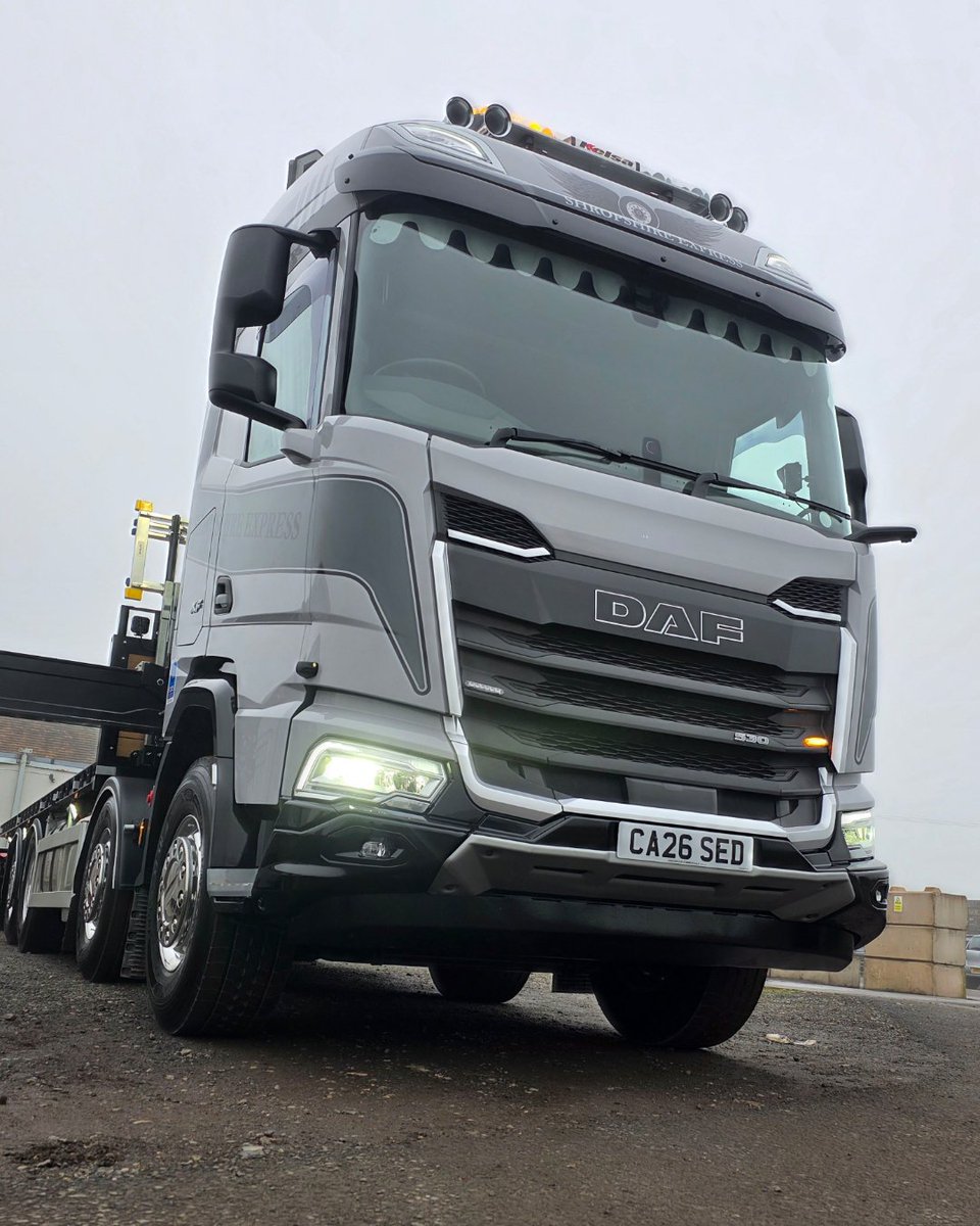 DAFTrucksUK's tweet photo. Meet the new DAF XF for Shropshire Express Deliveries 🚛

This mean machine combines a powerful Hiab crane with a drawbar trailer, giving the haulage company the versatility and capability to transport and lift across a wide range of jobs.

#DAFTrucks #Hiab #Trucks #DAFXF https://t.co/SUjR3gxUn6