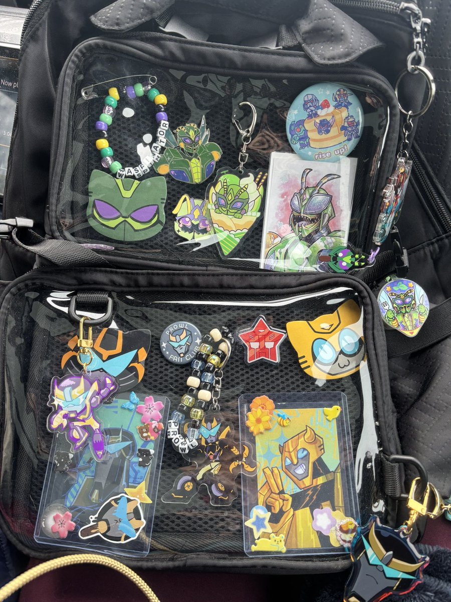 beelshive's tweet image. Updated my bag with pins from #tfcon !
