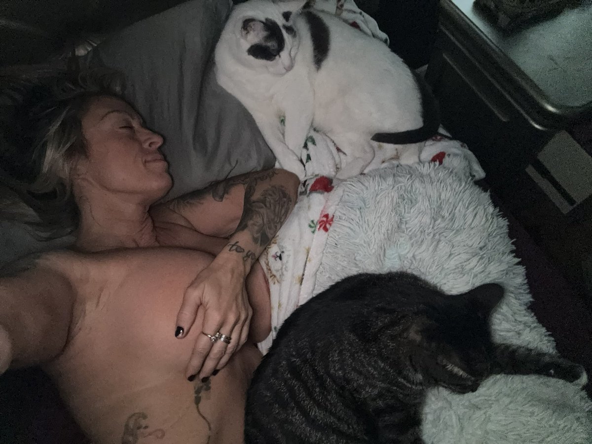 Don’t worry I’ve been out of bed a while now lol. But they certainly try to keep me on their nap schedule lol😉🖤☘️💫🪐