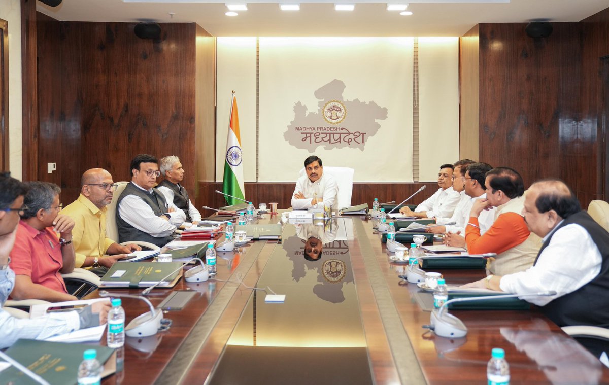 आज मंत्रालय में कैबिनेट की निवेश संवर्धन संबंधी समिति (सीसीआईपी) की बैठक में 12 इकाइयों के निवेश प्रस्तावों को स्वीकृति प्रदान की। इन इकाइयों के माध्यम से 12 हजार लोगों को रोजगार मिलेगा।

उद्योग एवं रोजगार वर्ष 2025 के अंतर्गत हुई गतिविधियां, प्रदेश में नए निवेश को लाने में कारगर