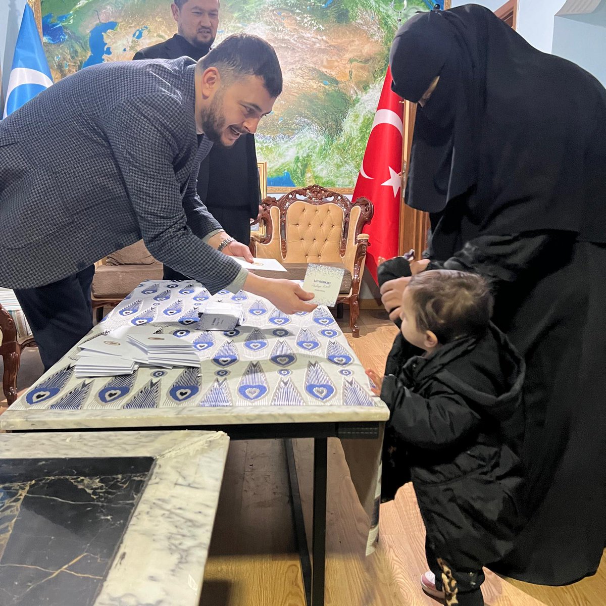 soneribic's tweet photo. Biz Müslüman Türk Milletine Emanet Doğu Türkistanlı Kardeşlerimize ve Evlatlarımıza Bayramlıklarını Hediye Edip
Bir Nebzede Olsa Mutluluklarına Ortak Olduk
Rabbim Birliğimizi Daim Etsin... https://t.co/z0sdT3PBW7