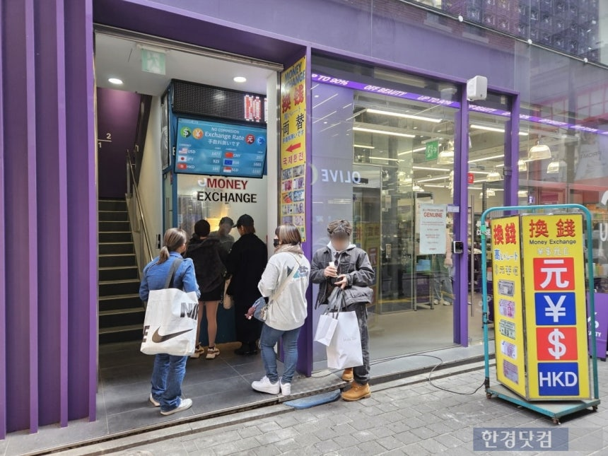 tang__kira's tweet photo. Seorang pemilik tempat penukaran uang yang sudah mengelola tokonya di dekat Olive Young Myeongdong Central Branch selama 10 tahun mengungkapkan, “Sejak 1-2 minggu lalu, kami juga menerima tukar Euro. Para turis datang dari Italia dan Perancis. Sebelum ini, saya belum pernah menerima tukar Euro. Di sini, BTS sudah seperti dewa. Tempat-tempat lain seperti kami akan sangat sibuk pada Rabu dan Kamis karena turis yang datang bisa 2-3 kali lipat.”