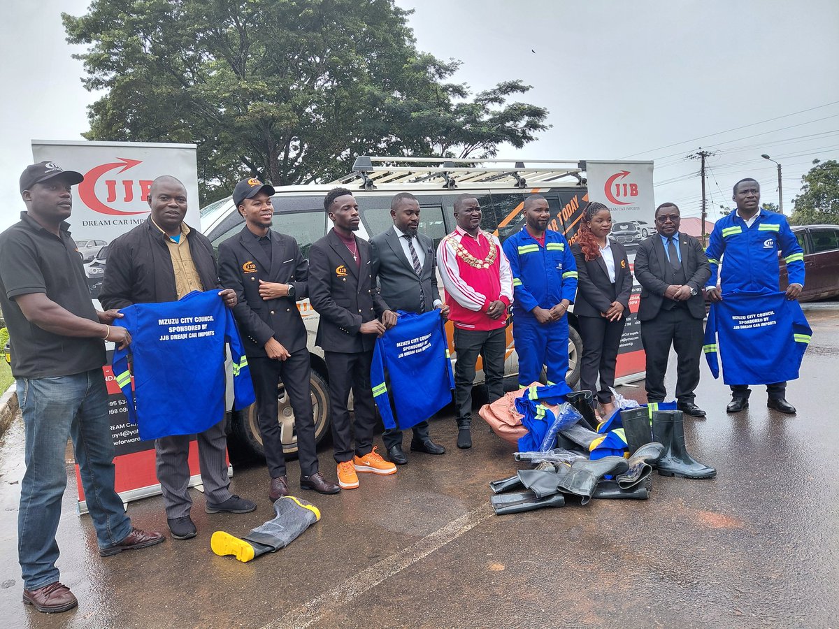 mzuzucity's tweet photo. Today, the Council received personal Protective Equipment from JJB Car Importers. The items  (18 Worksuits and 10 pairs of boots) have been channelled towards a clean and green Mzuzu. We are thankful to JJB Car Importers for the timely donation. https://t.co/eAuaGefZQx