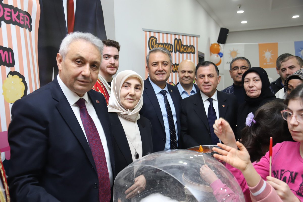 togaycobann's tweet photo. Kalbimizi ısıtan çok özel bir an 🤍

Birbirinden değerli evlatlarımızla bir araya gelerek onlara bayramlık hediyelerini takdim ettik... https://t.co/IvMcKimuht