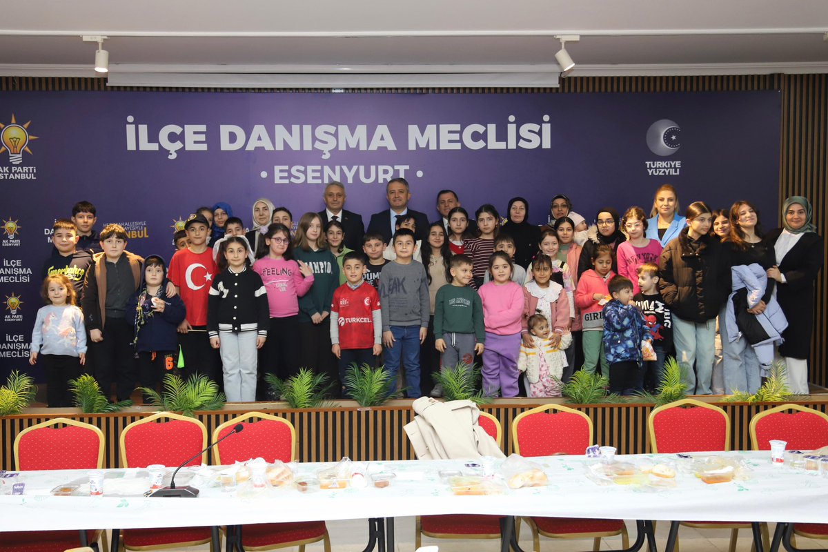 togaycobann's tweet photo. Kalbimizi ısıtan çok özel bir an 🤍

Birbirinden değerli evlatlarımızla bir araya gelerek onlara bayramlık hediyelerini takdim ettik... https://t.co/IvMcKimuht