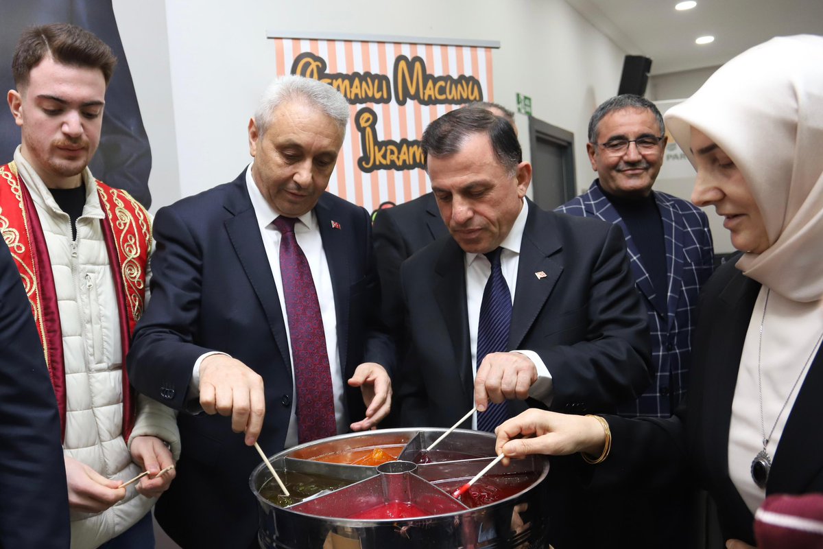togaycobann's tweet photo. Kalbimizi ısıtan çok özel bir an 🤍

Birbirinden değerli evlatlarımızla bir araya gelerek onlara bayramlık hediyelerini takdim ettik... https://t.co/IvMcKimuht