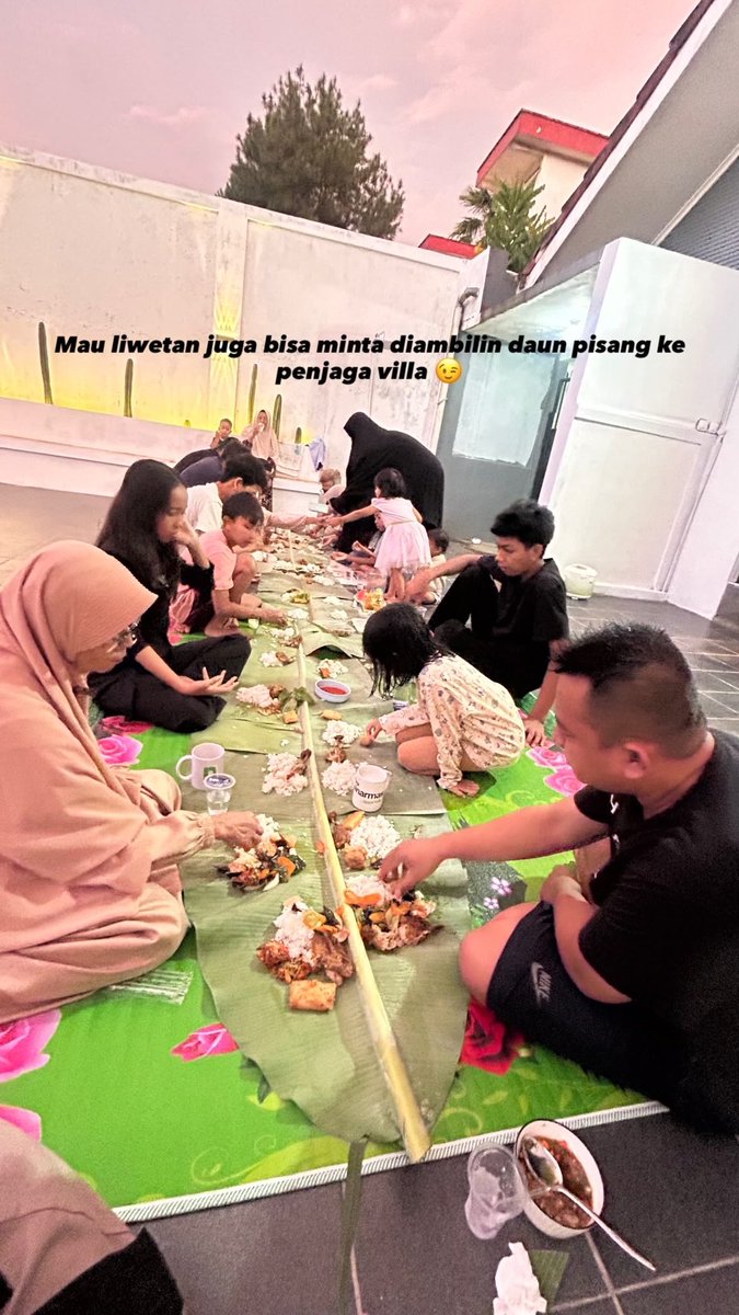 akireda_'s tweet photo. View liwetan (bisa req daun pisang kalau mau liwetan!!!) dan renang malam 😍 https://t.co/CRjnnQb4Mi