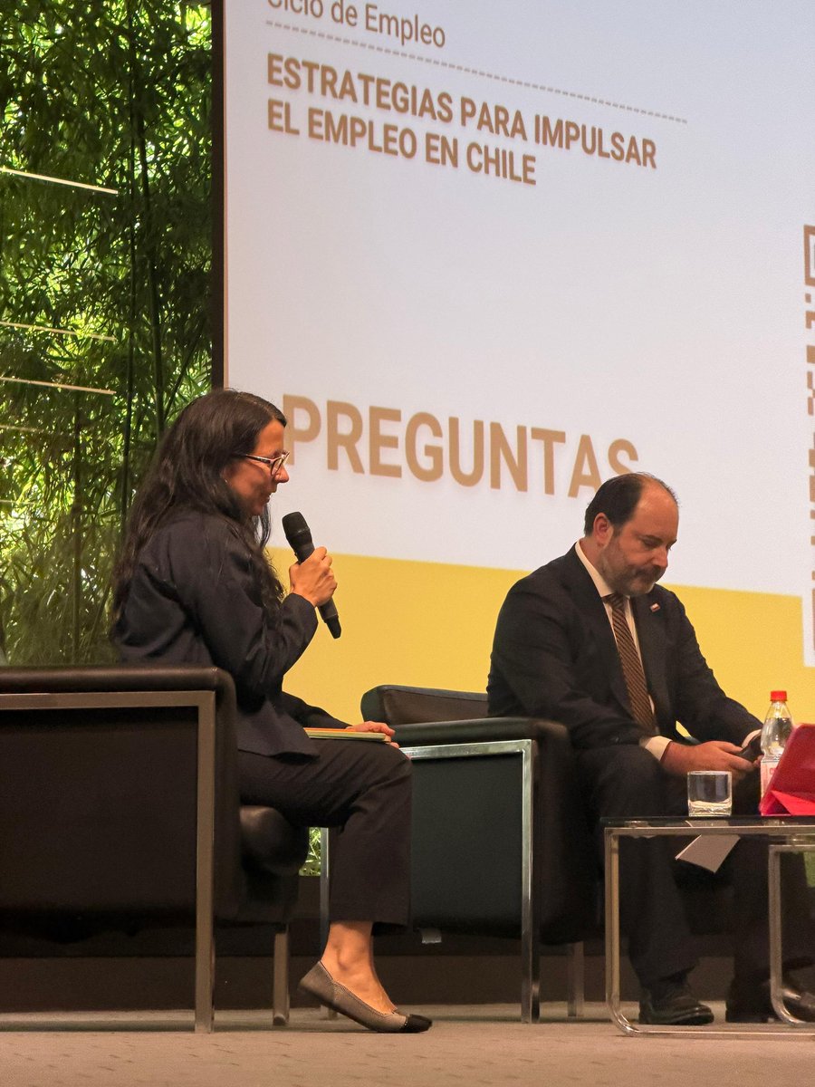 IE_UC's tweet photo. La directora del @IE_UC, Claudia Martínez conversa con @MinistroRau: “Todos estos años, desde la academia, los he dedicado a las políticas públicas, pero el cambio de la @ucatolica al Estado es grande. Los tiempos de la academia son largos y los de la política son muy breves. https://t.co/4oN9tvVjMm